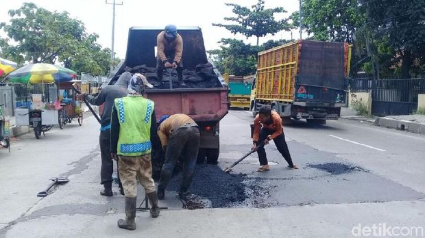 Penambalan jalan di Pantura Pekalongan
