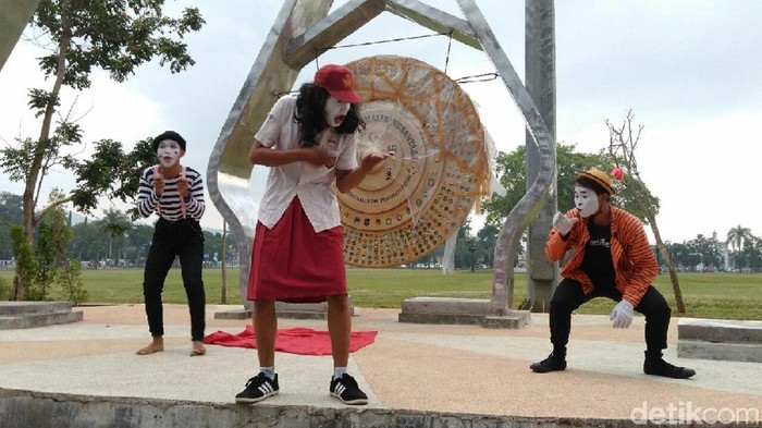 Seniman Purworejo Peringati Hari Pantomime Sedunia