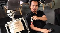 Berfoto bersama tengkorak juga bisa jadi pilihan kalau kamu terlalu takut masuk ke peti mati. Foto: Facebook Kid-Mai Death Cafe