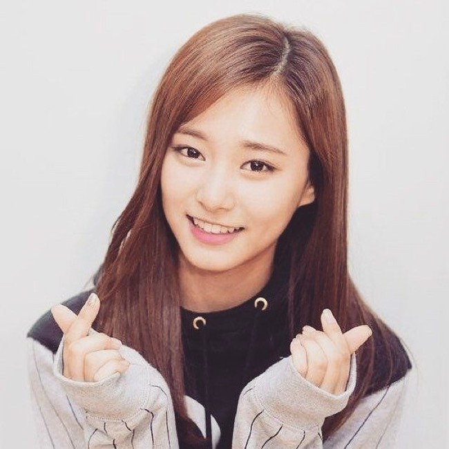 Member Twice Tzuyu termasuk artis K-pop yang sering berpose dengan finger heart. Gestur jari ini bisa jadi ungkapan cinta, hati, atau hati yang tulus. Foto: istimewa