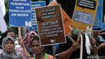 Tolak Swastanisasi Air, Massa Mandi di Balai Kota