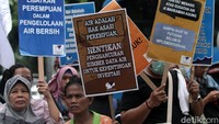 Massa membentangkan sejumlah poster.