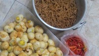 Malam2 masih masak buat persiapan besok.. buat event anak-anak alay ku, tulis Mpok Ely. Wah perhatian banget nih Mpok Ely. Foto: instagram @elysugigi_real