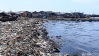 Sampah menutupi pantai di kawasan Cilincing, Jakarta Utara.