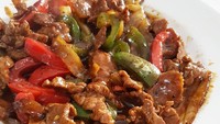 Potongan daging sapi yang empuk ditemani irisan segar bawang bombay dan paprika segar, sungguh enak menu makan siang milik @veenveen ini. Foto: Instagram