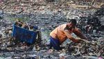 Potret Kerja Keras Petugas Bersihkan Lautan Sampah di Teluk Jakarta