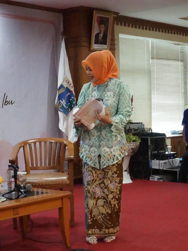 Sementara itu, Nur Uno memilih kebaya encim bernuansa kebiruan. “Kebetulan biru warna favorit saya,” ujar Nur Uno. Foto: Instagram