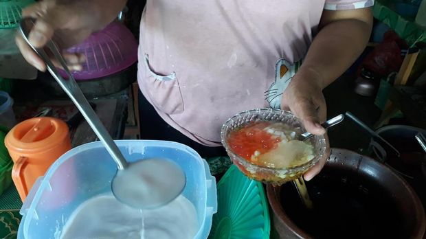 Daya tarik dawet cendol di dekat Candi Wonorejo adalah cendolnya. (Foto: Sugeng Harianto)