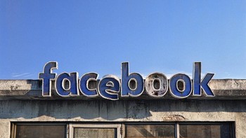 Kondisi itu coba digambarkan oleh seniman grafis asal Rumania bernama Andrei Lacatusu. Seperti logo Facebook yang terlihat tak terurus, seakan telah ditinggal pegawainya. (Foto: Andrei Lacatusu)