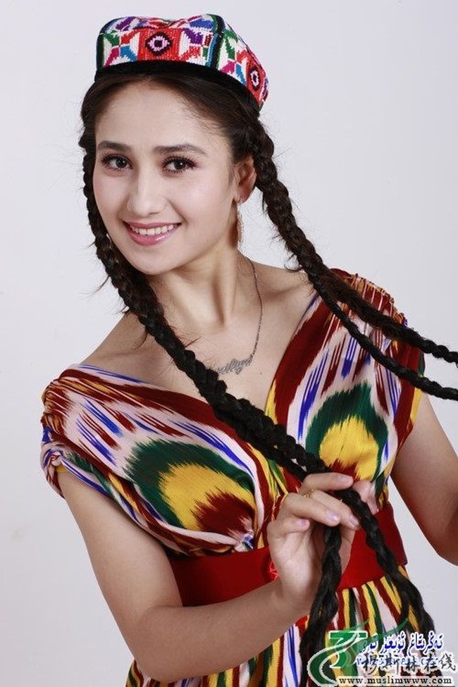 Paziliya Gulam merupakan penyanyi, dan anggota kelompok Uighur wanita Gul Yaru dari Xianjiang. Banyak yang menyebutkan bahwa Suku Uighur ini merupakan etnis penghasil wanita tercantik di dunia, meski keberadaan tentang suku ini masih belum jelas. Foto: Istimewa