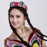 Paziliya Gulam merupakan penyanyi, dan anggota kelompok Uighur wanita Gul Yaru dari Xianjiang. Banyak yang menyebutkan bahwa Suku Uighur ini merupakan etnis penghasil wanita tercantik di dunia, meski keberadaan tentang suku ini masih belum jelas. Foto: Istimewa
