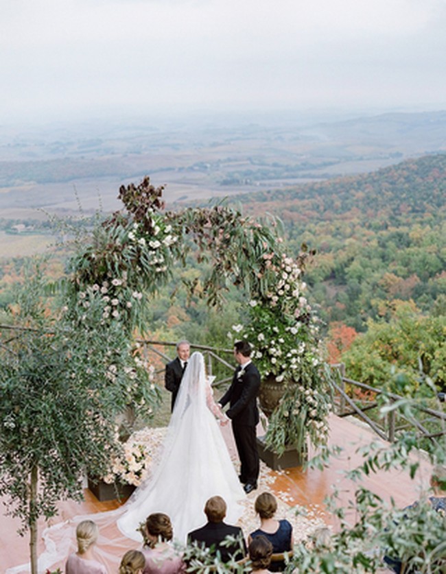 Saat pemberkatan pernikahan, Kate menggunakan baju pengantin putih bak princess. Padanan lace di atas gaunnya memberikan kesan seksi. Foto: dok. KT. Merry/Vogue