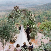 Saat pemberkatan pernikahan, Kate menggunakan baju pengantin putih bak princess. Padanan lace di atas gaunnya memberikan kesan seksi. Foto: dok. KT. Merry/Vogue