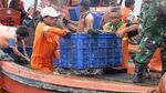 Potret Kerja Keras Petugas Bersihkan Lautan Sampah di Teluk Jakarta