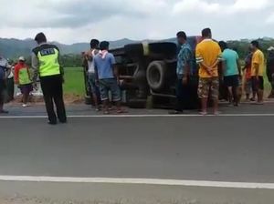 Hindari Motor, Mobil Pelat Merah Ini Terguling