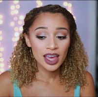 Salah satu hal yang semakin memperparah munculnya noda hitam adalah ketika kamu memencet jerawat dengan sangat keras. Sebaiknya tunggu sampai jerawat siap untuk dipecahkan. Jika kamu mencoba memecahkannya sendiri pastikan tangan selalu bersih. Foto: Screenshot YouTube