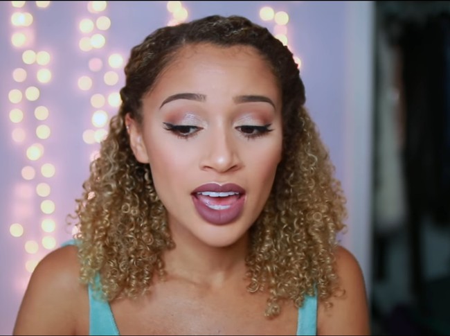 Salah satu hal yang semakin memperparah munculnya noda hitam adalah ketika kamu memencet jerawat dengan sangat keras. Sebaiknya tunggu sampai jerawat siap untuk dipecahkan. Jika kamu mencoba memecahkannya sendiri pastikan tangan selalu bersih. Foto: Screenshot YouTube