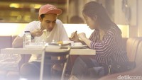 Adipati Dolken dan Vanesha Prescilla juga berpakaian santai saat makan malam itu. Tapi setuju kan mereka makin mesra? Foto: Hanif/detikHOT