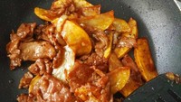 Kalau tidak suka paprika, sapi lada hitam bisa disajikan dengan potongan kentang seperti buatan @ririnpriarini jadi mirip seperti bistik sapi ya? Foto: Instagram