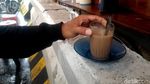 Duh! Pembatas Jalan di Kawasan Sudirman Jadi Meja Dadakan PKL