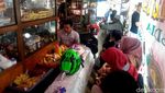 Duh! Pembatas Jalan di Kawasan Sudirman Jadi Meja Dadakan PKL