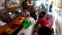 Praktis, para PKL ini hanya menyediakan bangku untuk para pelanggan.
