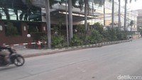 Namun penutupan itu ditunda karena belum ada koordinasi. Polisi sempat menerjunkan 60 personel ke lokasi untuk mengamankan siang tadi. Pengamanan polisi di lokasi tidak berlangsung lama. Polisi dan Satpol PP membubarkan diri karena ada penundaan eksekusi.