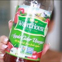 Salah satu manfaat cuka apel dapat menghilangkan noda hitam bekas jerawat. Kalau tidak mau menggunakan bahan kimia, coba saja rutin memakai cuka apel. Caranya campur cuka apel dengan sedikit air lalu usapkan ke kulit wajah dan diamkan selama beberapa menit. Setelah itu bilas dengan air bersih. Foto: Screenshot YouTube