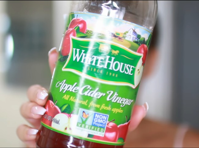 Salah satu manfaat cuka apel dapat menghilangkan noda hitam bekas jerawat. Kalau tidak mau menggunakan bahan kimia, coba saja rutin memakai cuka apel. Caranya campur cuka apel dengan sedikit air lalu usapkan ke kulit wajah dan diamkan selama beberapa menit. Setelah itu bilas dengan air bersih. Foto: Screenshot YouTube