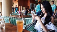 Meski terbilang baru terjun ke dunia tarik suara, pedangdut Lucinta Luna tenar karena sempat mengunggah foto dan video mesranya dengan aktor Mike Lewis. Foto: Instagram @lucintaluna