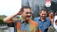 Dalam surat dakwaan Novanto, Gamawan disebut menerima pemberian berupa ruko di Grand Wijaya dan tanah di Jalan Brawijaya III melalui adiknya, Azmin Aulia. Hal ini juga sudah dibantah oleh Gamawan di persidangan. Azmin juga disebutnya sudah menunjukkan bukti-bukti.