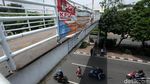 Ngeri! Lubang Menganga di JPO Tambora