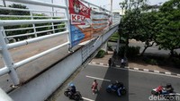 Bahkan ada warga yang memilih menyeberangi jalan karena engga menggunakan JPO ini.