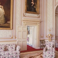 Masuk ke dalam rumah, mata akan dimanjakan dengan dinding penuh motif floral yang merefleksikan keindahana alam Frogmore House. Salah satu ruangannya, Britannia Room diisi dengan barang-barang berharga dari koleksi Royal Yacht Britannia. Tidak disebtukan jumlah ruangan di rumah tersebut. (Foto: Dok. Royal Collection)