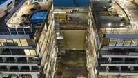 Foto: Penampakan kapal yang dibelah dari bagian atas sampai bawah. Rongga kosong di tengah itulah yang nantinya diisi oleh bagian kapal yang baru (Silversea)