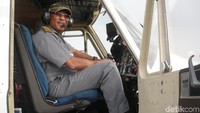 Sekali terbang, Pak Maryono yang didampingi Abdullah (orang Qatar) saat itu menghabiskan waktu sekitar 2 jam. Kemudian turun lagi untuk mengisi bahan bakar dan mengudara lagi 2 jam. Jadi, total ia mengudara selama 4 jam (Foto: Dadan Kuswaraharja/detikcom)