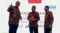 Chairman CT Corp Chairul Tanjung bersama Wakil Wali Kota Tangerang Selatan Benyamin Davnie dan Dirut Trans Properti Wibowo Iman saat peresmian pembangunan kawasan superblok TransPark Bintaro.