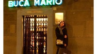 Kalau ini pose Dewi di depang Ristorante Buca Mario. Ia dan Armand rela antre setengah jam untuk mencicip sajian di sini. Foto: Instagram dewigita01