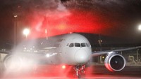 Pesawat Air India dengan nomor penerbangan 139 berhasil mendarat dengan selamat di Bandara Ben Guiron di Tel Aviv, Israel pada Kamis (22/3) waktu setempat. Pesawat ini menempuh penerbangan selama 7,5 jam dari New Delhi menuju Tel Aviv, dengan melewati wilayah udara Saudi. Pesawat tampak disambut water cannon salute saat mendarat. Foto: REUTERS/Amir Cohen