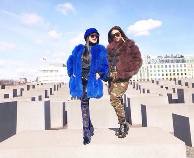 Inilah foto Syahrini di Jerman yang mendapat banyak kritikan dari netizen. Penyebabnya pelantun ‘Sesuatu’ itu berfoto di atas salah satu jejeran tugu Holocaust Memorial di Berlin, Jerman. Holocaust Memorial, seperti dikutip dari Detik Travel, termasuk jenis dark tourism, destinasi wisata kelam terkait tragedi perang atau bencana alam. Destinasi ini biasanya untuk mengenang kesedihan, jadi suasananya harus penuh respek dan kesopanan. Foto: Instagram Syahrini