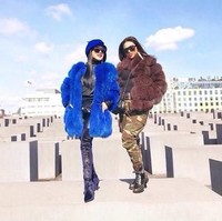Inilah foto Syahrini di Jerman yang mendapat banyak kritikan dari netizen. Penyebabnya pelantun ‘Sesuatu’ itu berfoto di atas salah satu jejeran tugu Holocaust Memorial di Berlin, Jerman. Holocaust Memorial, seperti dikutip dari Detik Travel, termasuk jenis dark tourism, destinasi wisata kelam terkait tragedi perang atau bencana alam. Destinasi ini biasanya untuk mengenang kesedihan, jadi suasananya harus penuh respek dan kesopanan. Foto: Instagram Syahrini