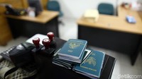 Polisi mengamankan stempel PT KH.