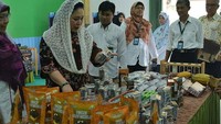 Melihat hasil olahan cokelat dari Griya Cokelat Nglanggeran. Produk Indonesia tak kalah dengan produk luar. Terutama cokelat Indonesia jadi salah satu cokelat terbaik. Foto: Instagram @titiksoeharto