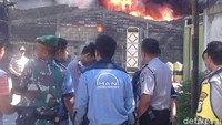Komandan Regu Badan Penanggulangan Bencana Daerah (BPBD) Tangerang, Arya, mengatakan api lama dipadamkan karena bahan furnitur terbakar di dalam pabrik tersebut. Saat ini petugas masih menyisir api di dalam pabrik. (dok. ist)