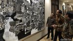 Foto: Momen Jokowi Tour ke Kantor Pratikno Lihat-lihat Lukisan