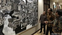 Jokowi mengaku tertarik dengan lukisan yang dipajang.
