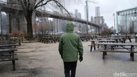 Jembatan karya insyinur John Augustus Roebling tersebut selesai dibangun tahun 1883.