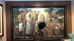 Foto: Momen Jokowi Tour ke Kantor Pratikno Lihat-lihat Lukisan