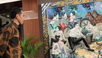 Jokowi saat melihat-lihat lukisan.
