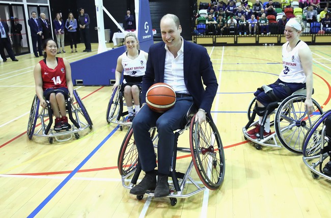 Pangeran William bahkan sempat merasakan tantangan bermain basket dengan kursi roda. (Foto: Getty Images)